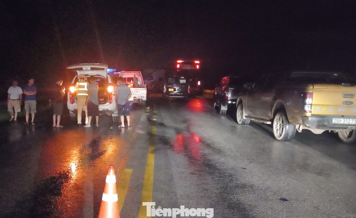 Cao tốc Nội Bài - Lào Cai bị tắc cục bộ do tai nạn liên hoàn xe giữa đầu kéo - xe tải và xe khách.