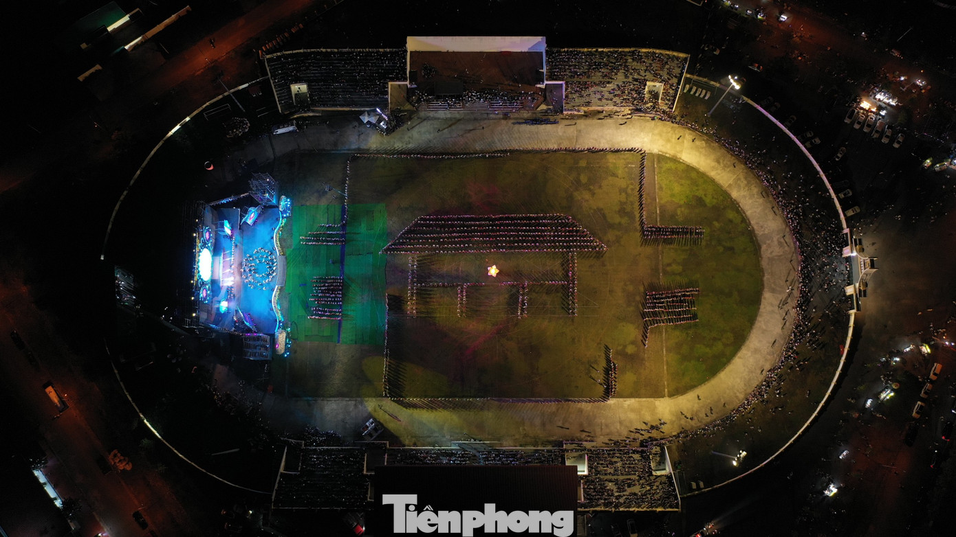 Ấn tượng nhất của chương trình là màn đại xòe với chủ đề "Đại xòe nối những vòng tay", với sự tham gia của hơn 2.000 nghệ nhân, diễn viên quần chúng.