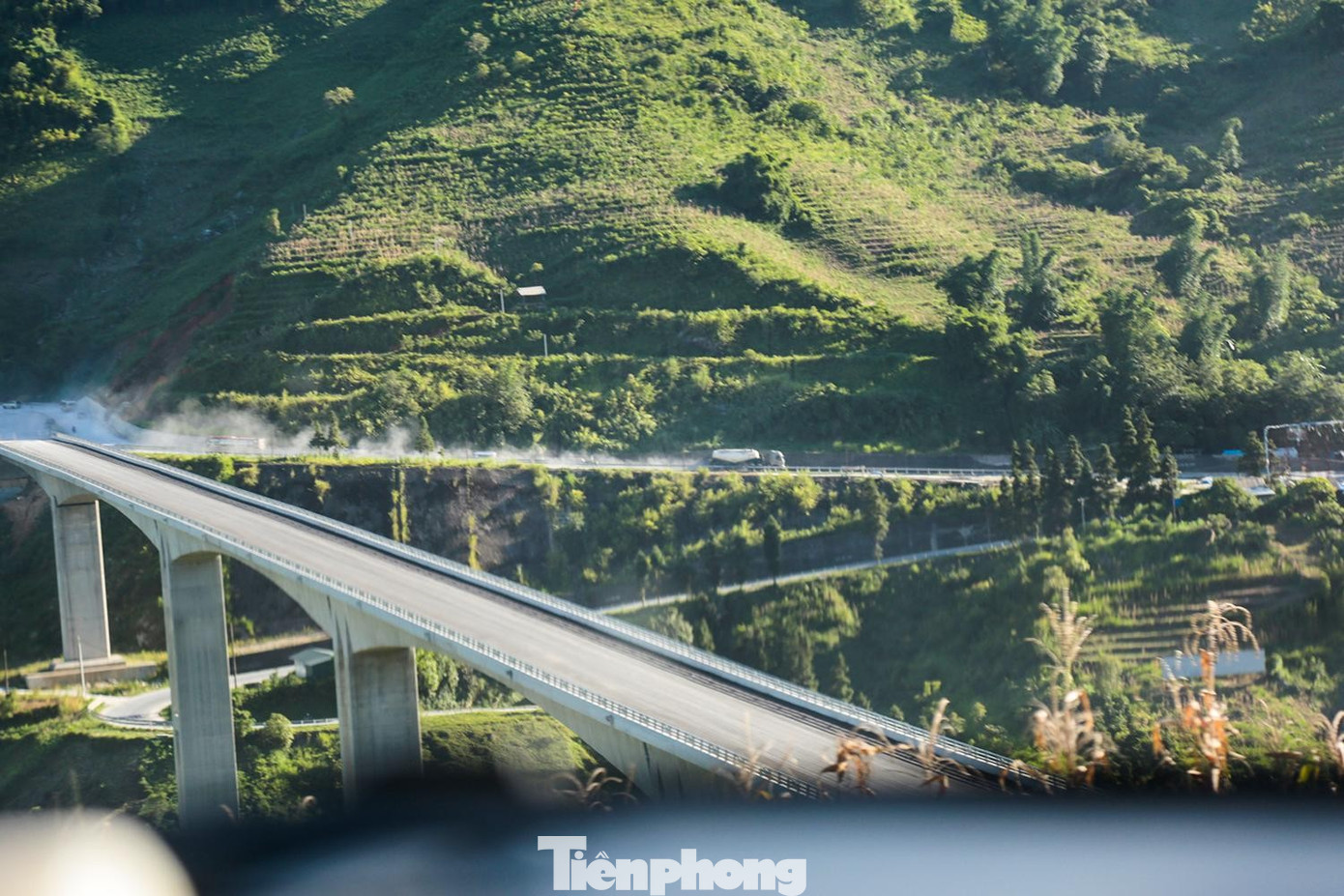 Cầu Móng Sến là một hạng mục trong công trình xây dựng tuyến đường nối đường cao tốc Nội Bài - Lào Cai lên thị xã Sa Pa. Tuyến đường sau khi hoàn thành, đưa vào khai thác sẽ đáp ứng nhu cầu vận tải ngày càng tăng cao, xóa các điểm đen, giảm nguy cơ tai nạn giao thông trên QL4D, rút ngắn thời gian đi từ Lào Cai đến Sa Pa và ngược lại.