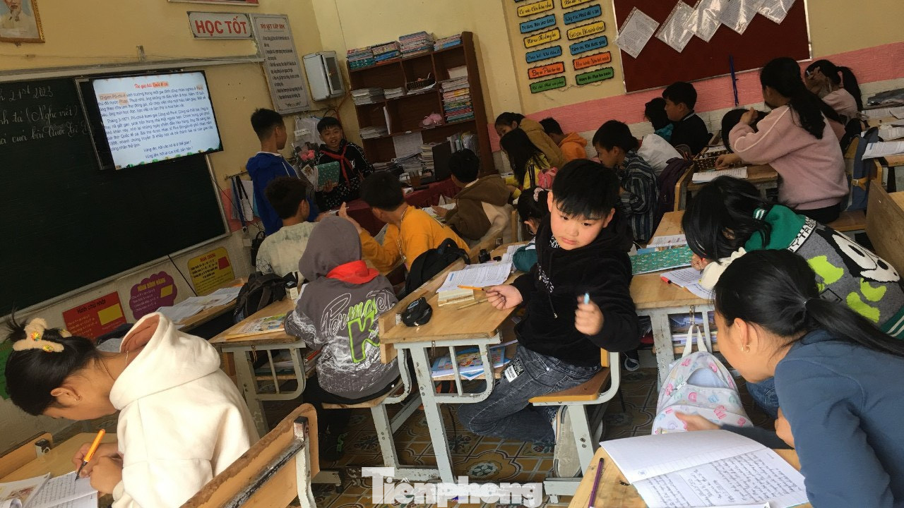 Lý giải về tình trạng quá tải dẫn đến việc học sinh phải học trong các lớp học tạm, ông Toàn cho hay, trường Tiểu học Sa Pa nằm ở khu vực đã quy hoạch, không thể mở rộng. Thêm vào đó, học sinh các phường đều tập trung về đây học nên mới dẫn đến tình trạng trên.