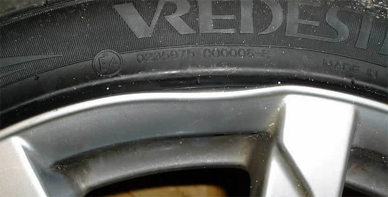 Bề mặt của la-zăng và mép lốp không ăn khớp sẽ dẫn tới tình trạng xuống hơi chậm của lốp xe. Bề mặt của la-zăng và mép lốp không ăn khớp sẽ dẫn tới tình trạng xuống hơi chậm của lốp xe.