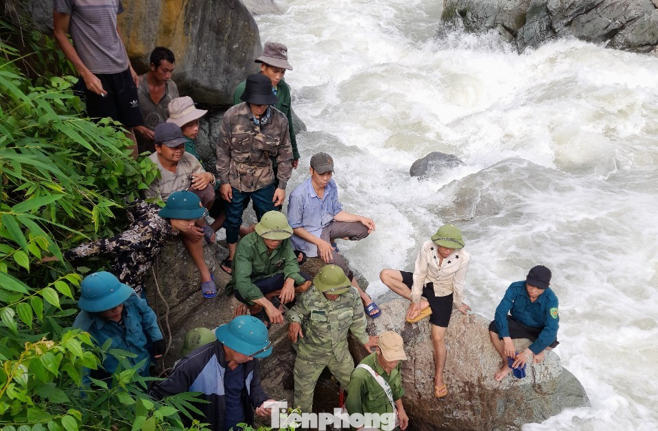 Các đoàn công tác của xã, bản triển khai phương án tìm kiếm.