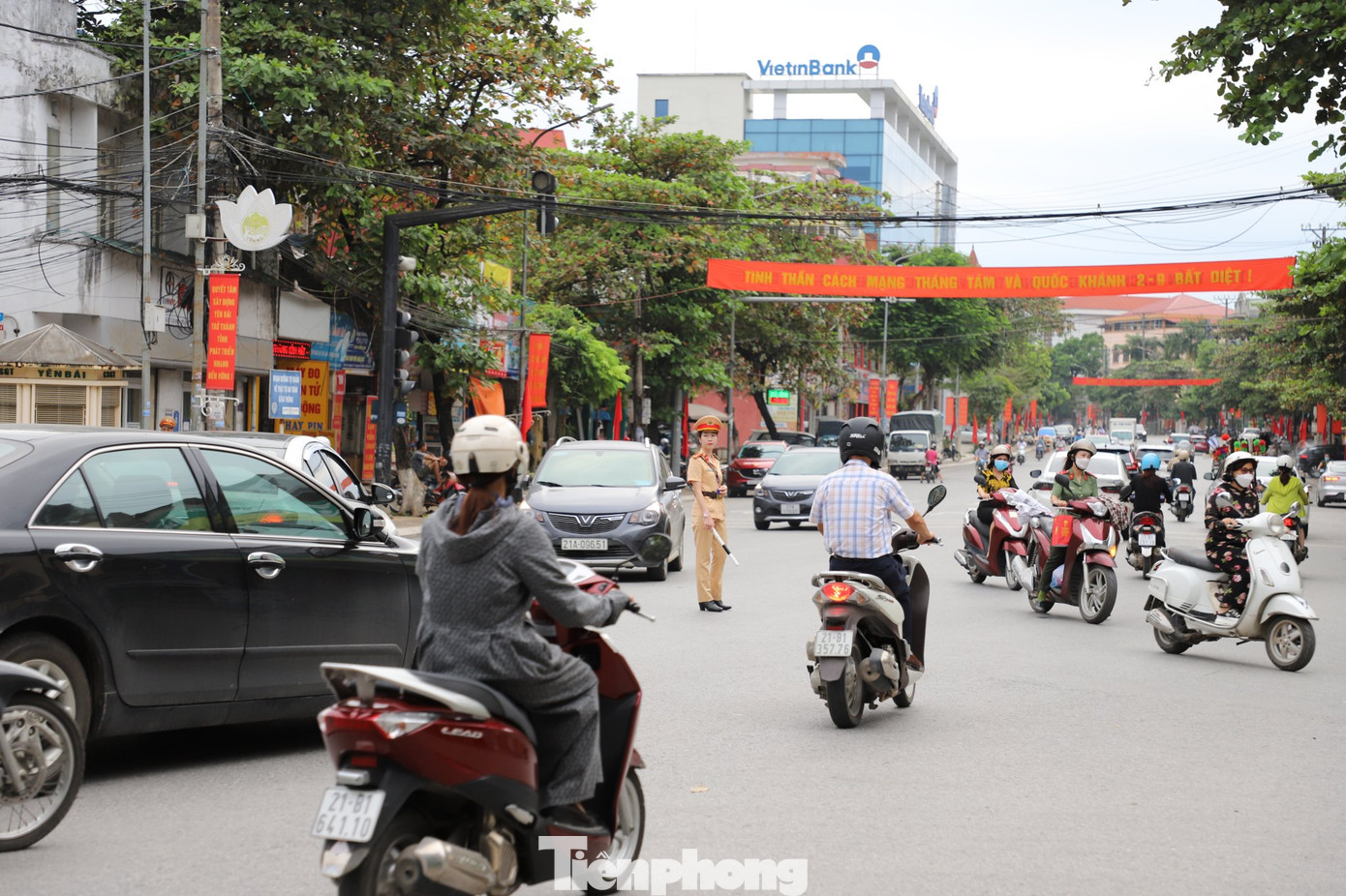 Tại đây, các nữ cảnh sát giao thông có nhiệm vụ hướng dẫn, phân luồng, không để xảy ra ùn tắc, bảo đảm trật tự an toàn giao thông trên các tuyến đường.