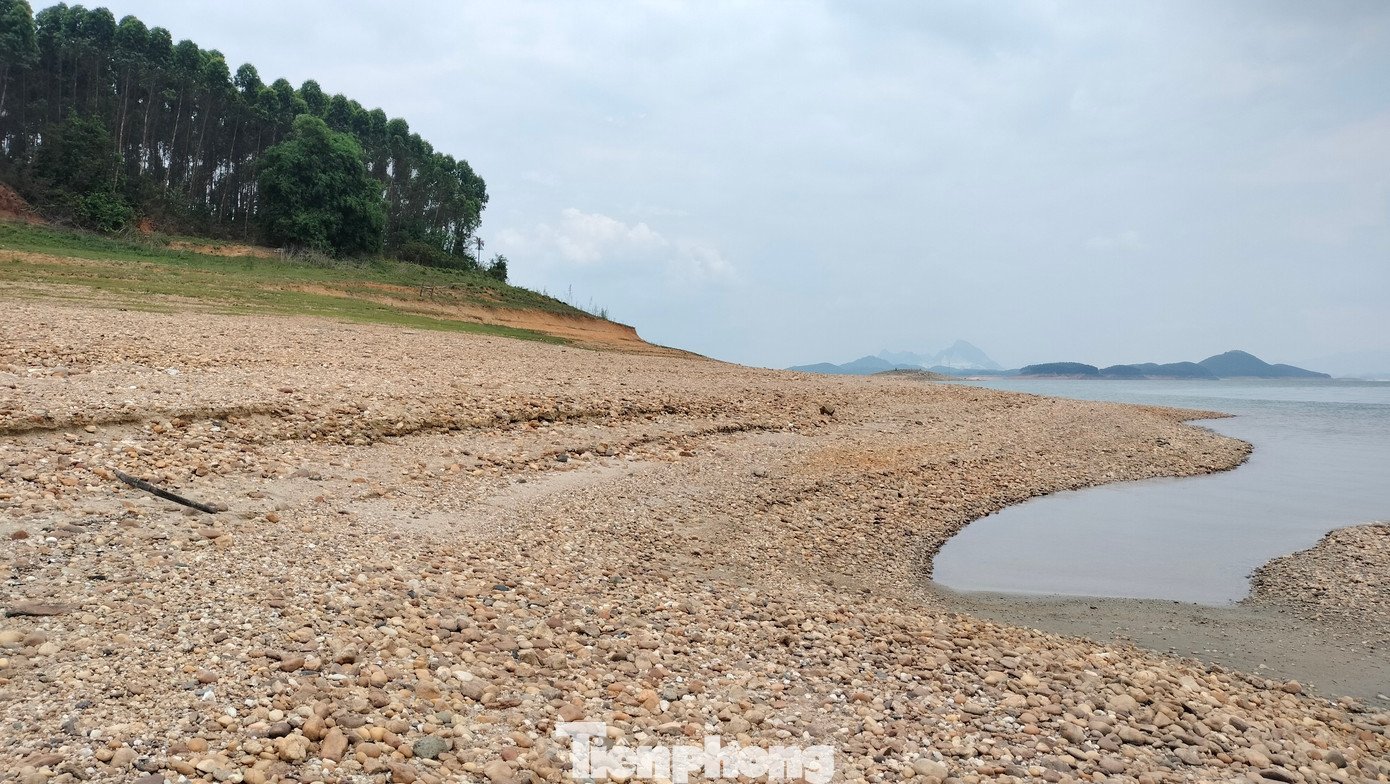 Chủ tịch tỉnh Yên Bái đề nghị cần tăng cường thông tin, tuyên truyền về tình hình nguồn nước tới người dân để nâng cao ý thức trong việc sử dụng tiết kiệm điện, nước, chủ động tích trữ và sử dụng nước hiệu quả, chống thất thoát, lãng phí nước. Triển khai các biện pháp cấp nước sinh hoạt, lắp đặt vận hành trạm bơm dã chiến; kéo dài đường ống dẫn nước để kết nối nguồn nước từ đô thị phục vụ cho nông thôn; vận chuyển nước sinh hoạt cho các khu vực không bảo đảm nguồn nước.