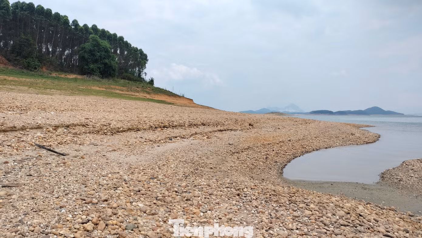 Chủ tịch tỉnh Yên Bái đề nghị cần tăng cường thông tin, tuyên truyền về tình hình nguồn nước tới người dân để nâng cao ý thức trong việc sử dụng tiết kiệm điện, nước, chủ động tích trữ và sử dụng nước hiệu quả, chống thất thoát, lãng phí nước. Triển khai các biện pháp cấp nước sinh hoạt, lắp đặt vận hành trạm bơm dã chiến; kéo dài đường ống dẫn nước để kết nối nguồn nước từ đô thị phục vụ cho nông thôn; vận chuyển nước sinh hoạt cho các khu vực không bảo đảm nguồn nước.