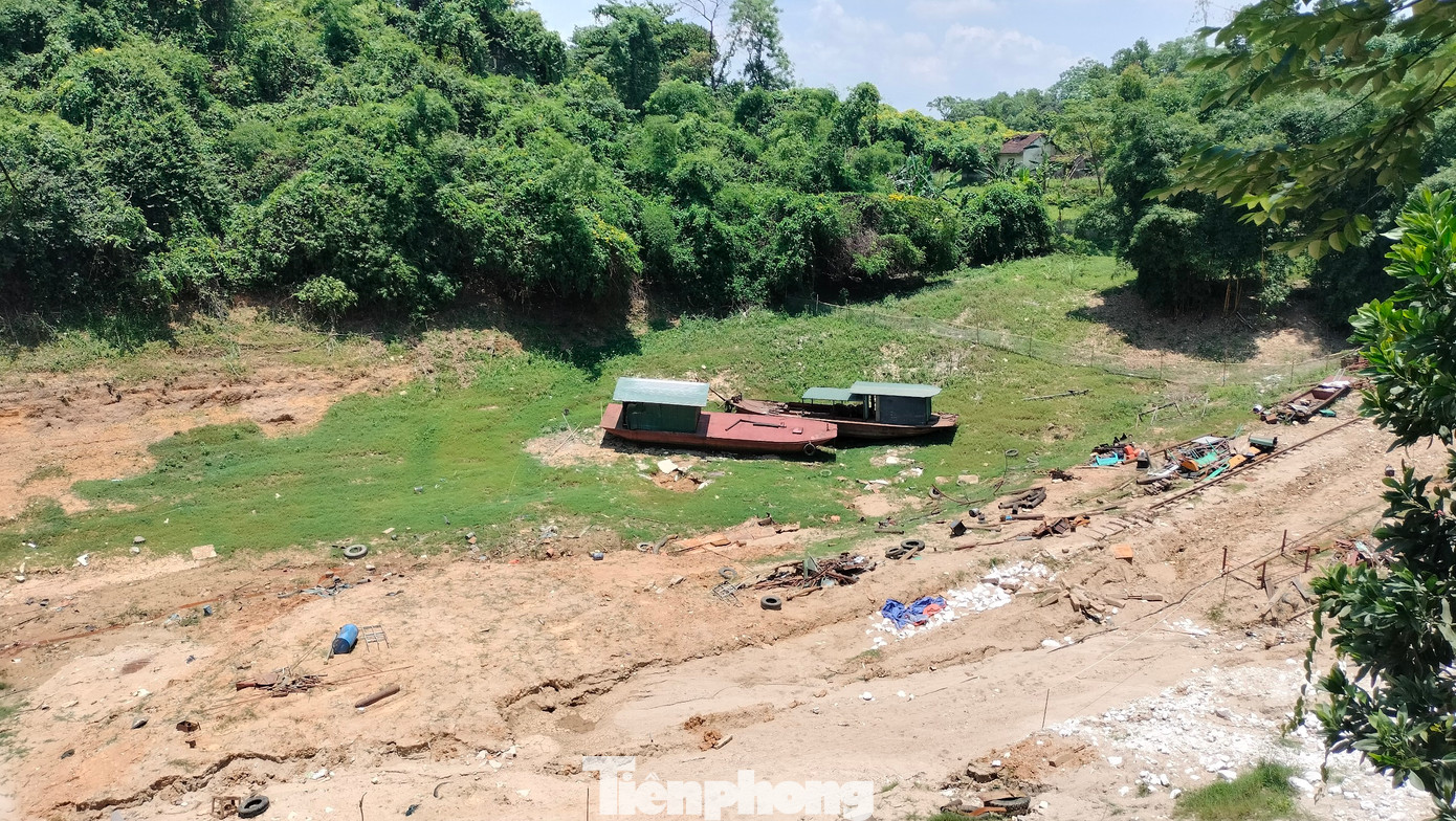 Một số tàu, thuyền mang về bến sửa chữa cũng nằm dài ven hồ do mực nước xuống thấp.