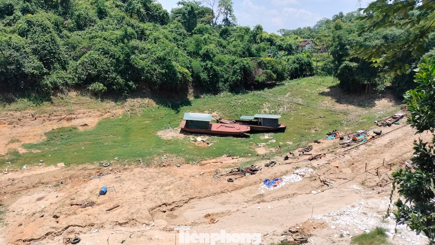 Một số tàu, thuyền mang về bến sửa chữa cũng nằm dài ven hồ do mực nước xuống thấp.