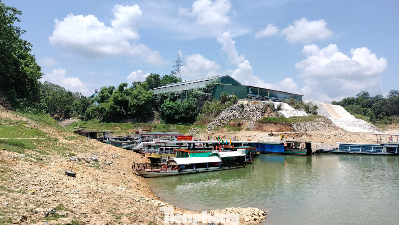 Nhiều tuyến tàu chở khách nội tỉnh bị đình trệ. Điển hình như tuyến cảng Hương Lý đi xã Xuân Long phải tạm dừng. Tuyến cảng Hương Lý đi Cảm Nhân, Phúc An cũng phải lập tạm bến mới cách vị trí bến cũ 3 - 5km do nước cạn.