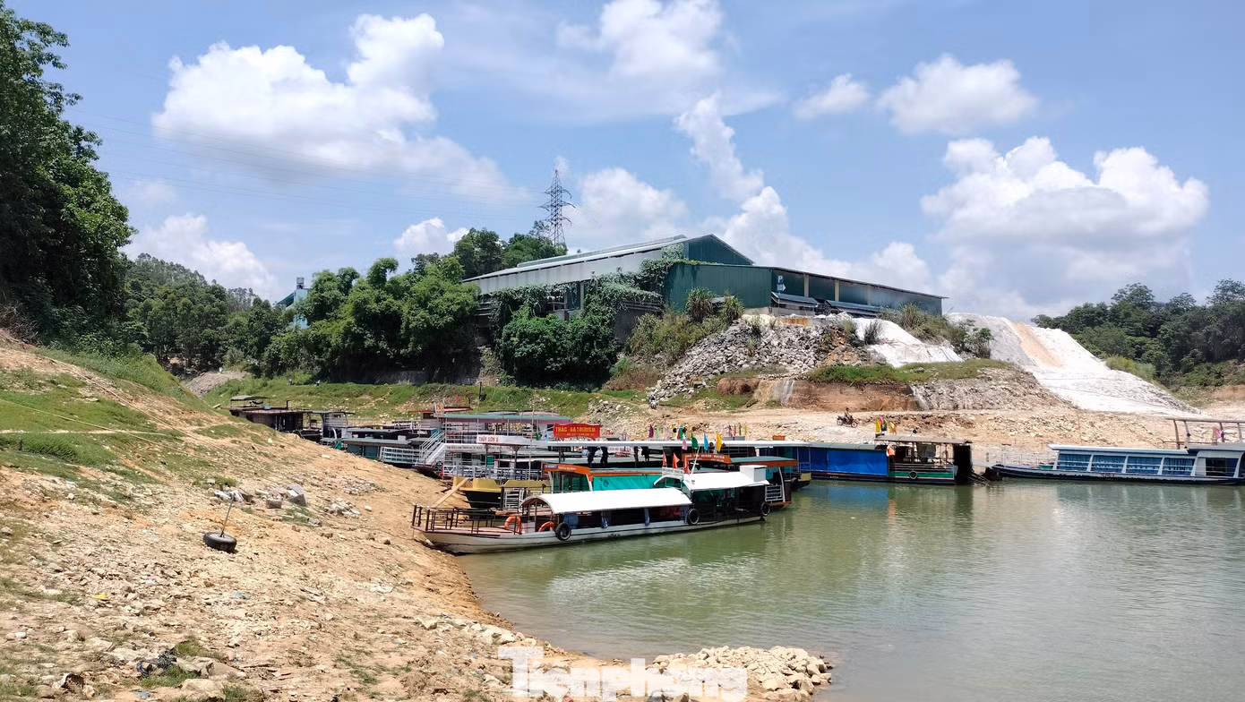Nhiều tuyến tàu chở khách nội tỉnh bị đình trệ. Điển hình như tuyến cảng Hương Lý đi xã Xuân Long phải tạm dừng. Tuyến cảng Hương Lý đi Cảm Nhân, Phúc An cũng phải lập tạm bến mới cách vị trí bến cũ 3 - 5km do nước cạn.