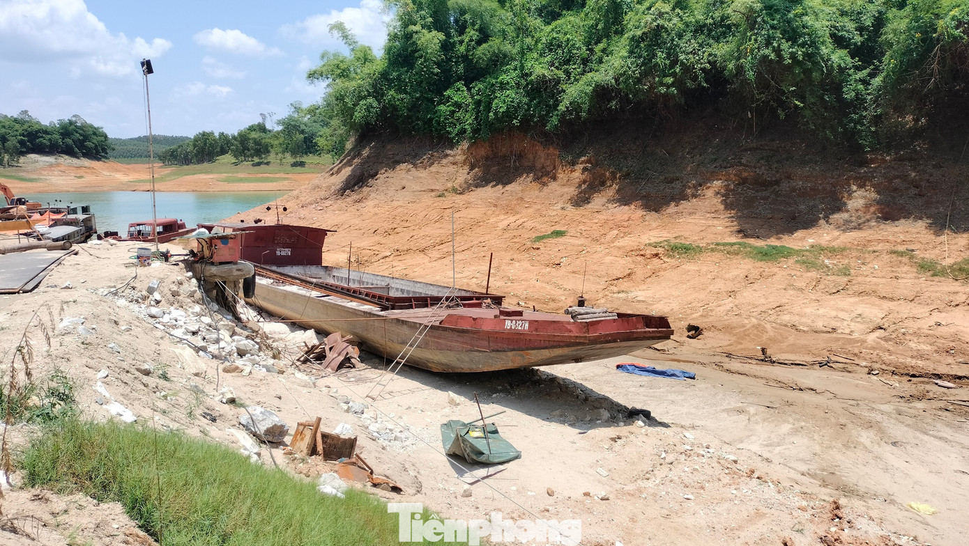 Các bến cảng nhập đá trắng làm nguyên liệu của một số nhà máy trên địa bàn như Công ty CP xi măng và khoáng sản Yên Bái, Xi măng Yên Bình... cũng bị trì trệ do mức nước hồ cạn dưới mực nước chết, hai đầu bến đều trơ cạn, không bảo đảm vận chuyển bằng đường thủy.