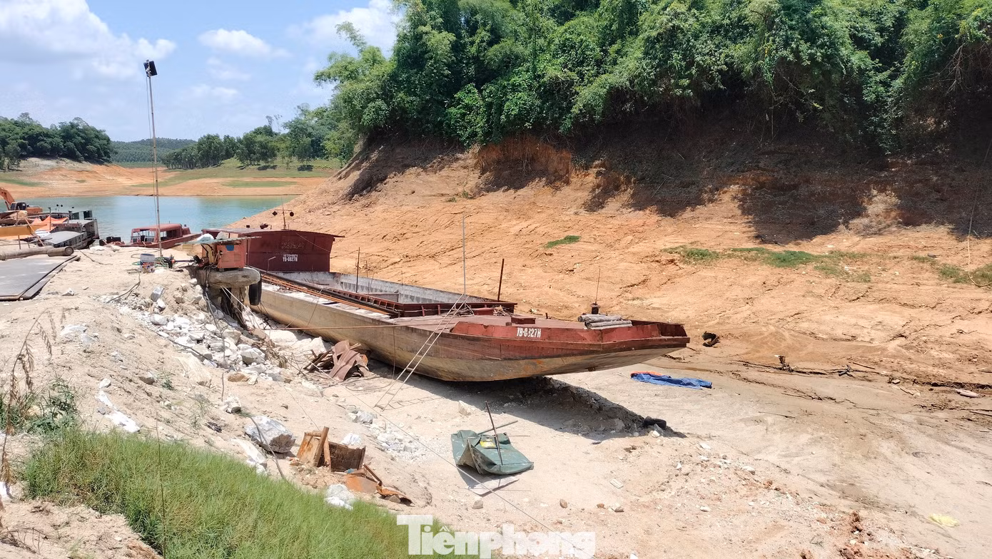 Các bến cảng nhập đá trắng làm nguyên liệu của một số nhà máy trên địa bàn như Công ty CP xi măng và khoáng sản Yên Bái, Xi măng Yên Bình... cũng bị trì trệ do mức nước hồ cạn dưới mực nước chết, hai đầu bến đều trơ cạn, không bảo đảm vận chuyển bằng đường thủy.