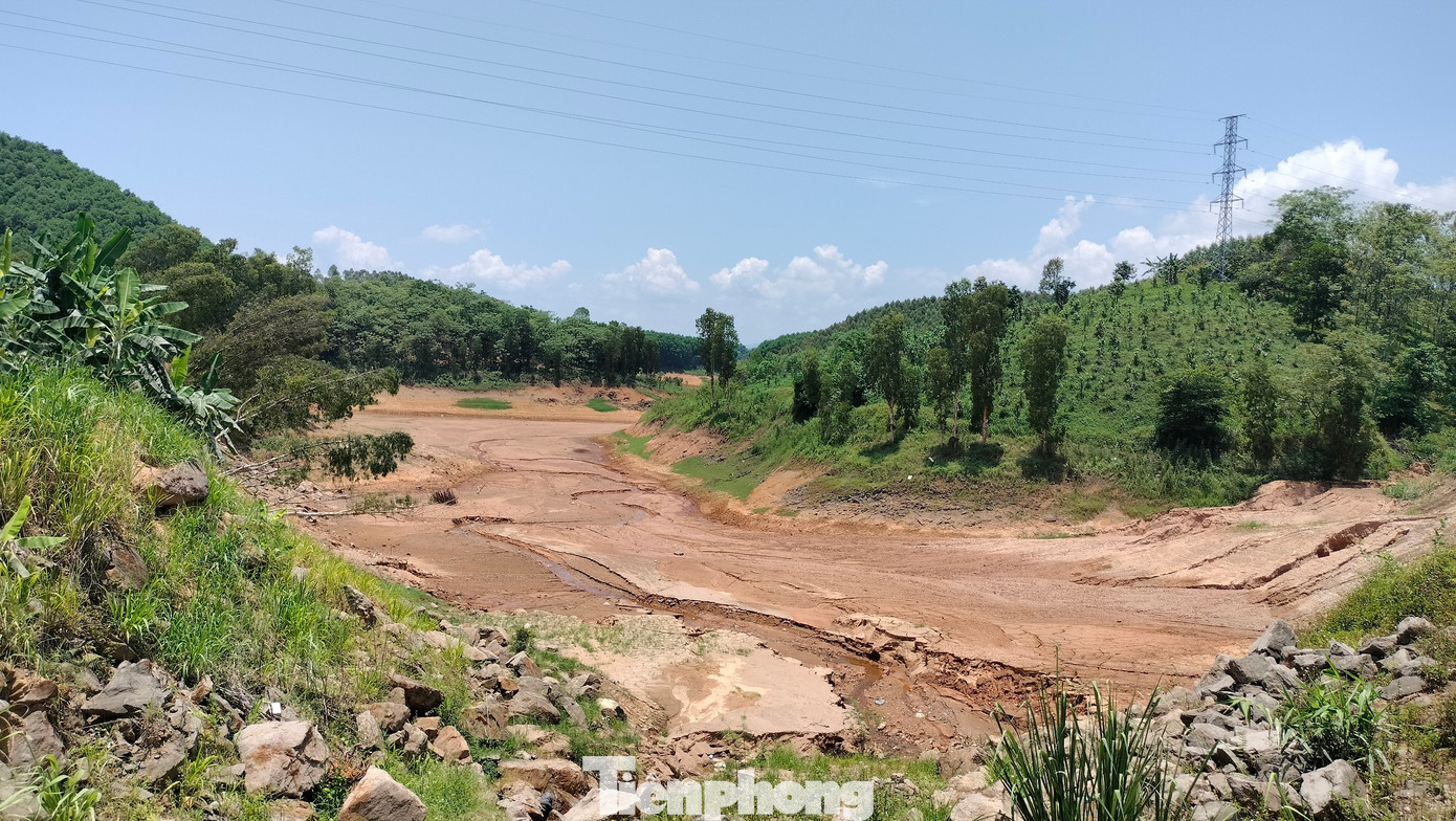 Tại các khu vực ven hồ Thác Bà, mực nước bình thường vào khoảng 10 - 15m, nhưng hiện tại cạn trơ đáy, tạo thành các rãnh, điểm, bãi đất trống dài hàng kilomet.