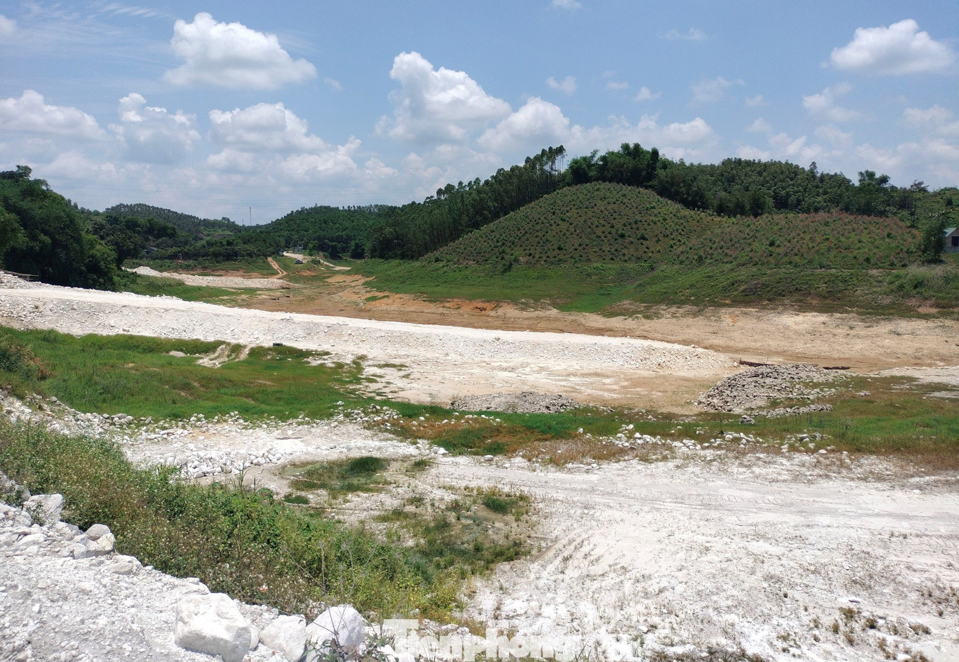 Nhiều khu vực khác mực nước cạn sạch, lộ rõ khoảng trống.