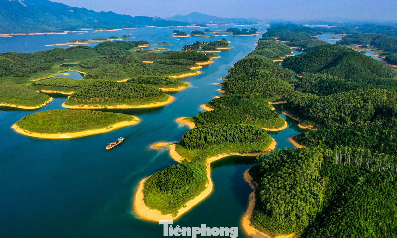 Hồ Thác Bà nằm trên địa bàn huyện Yên Bình và Lục Yên, tỉnh Yên Bái. Hồ rộng 23.400 ha, diện tích mặt nước là 19.05 ha, dài gần 80 km, mực nước dao động từ 46 m đến 58 m, sức chứa khoảng 3,9 tỷ m3 nước.