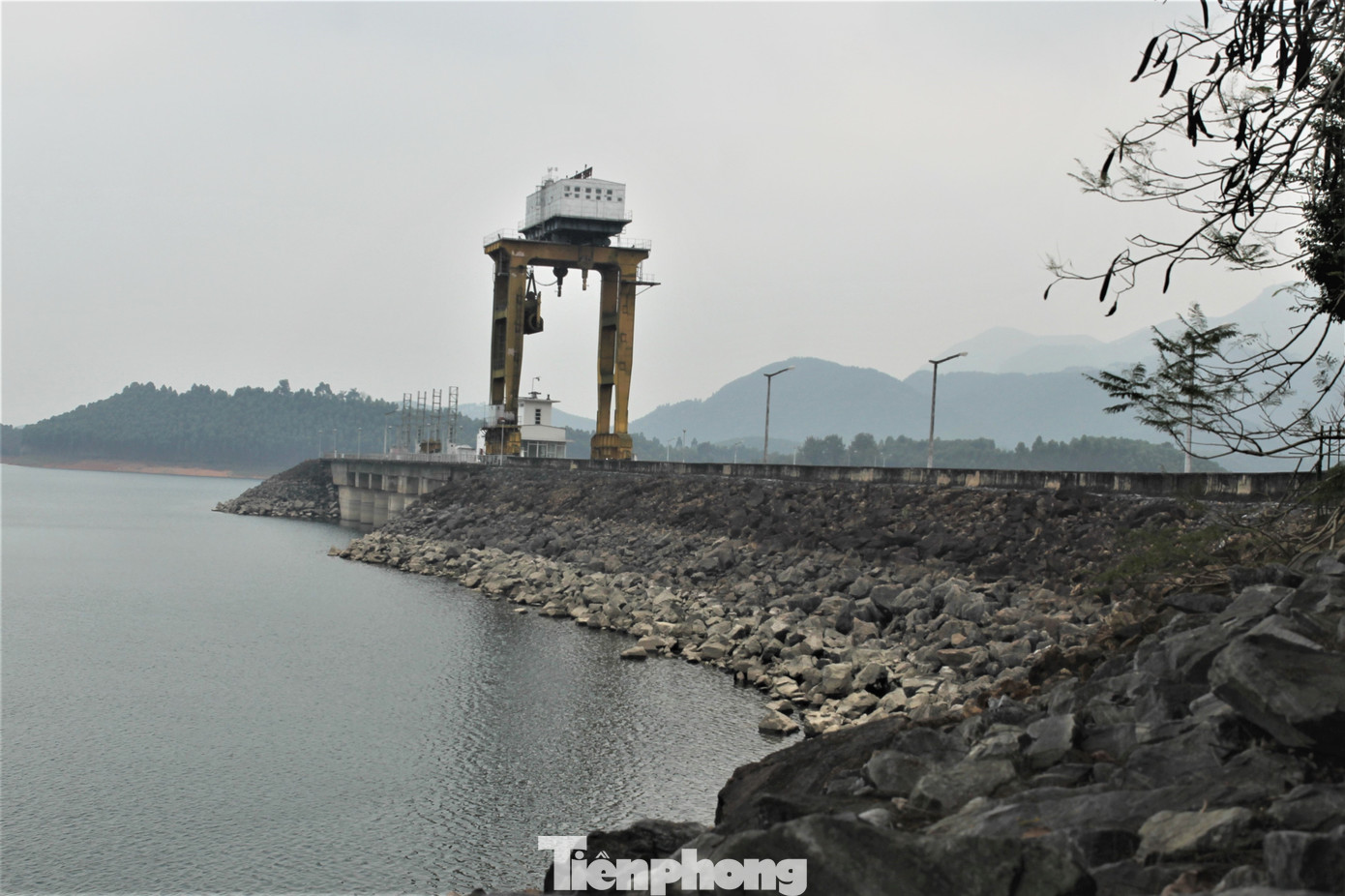 Theo báo cáo của thủy điện Thác Bà, tính đến 11h, ngày 7/6, mực nước của hồ Thác Bà là 45,63m, thấp hơn mực nước chết 37cm. Việc mực nước xuống thấp kỷ lục này ảnh hưởng rất lớn đến việc duy trì dòng chảy, phát điện của nhà máy, công suất xuống chỉ còn 200.000 kW/ngày, thấp hơn rất nhiều công suất hiện có.