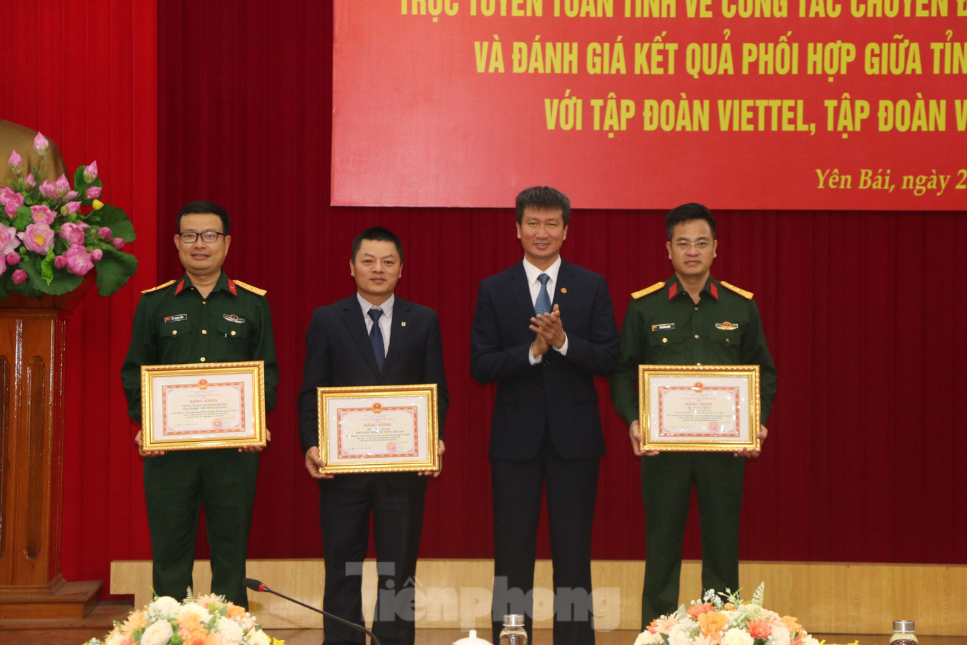 Chủ tịch UBND tỉnh Yên Bái trao bằng khen cho Viettel Yên Bái, Viễn thông Yên Bái và một cá nhân đã có thành tích xuất sắc trong chuyển đổi số năm 2021 - 2022. Ảnh: Văn Đức.
