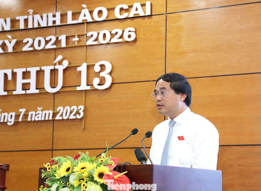 Ông Trịnh Xuân Trường - Chủ tịch UBND tỉnh giới thiệu đại biểu để Kỳ họp xem xét, bầu bổ sung Ủy viên UBND tỉnh.