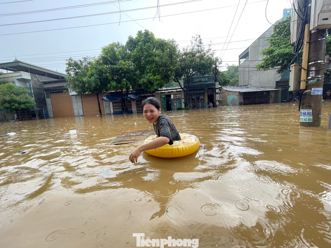 Đặc biệt, tuyến đường Lê Thanh, phường Bắc Cường (tổ 11, tổ 13), nước ngập sâu từ 50 - 80cm, có điểm trên 80 cm, gây nhiều thiệt hại về tài sản của người dân. Đặc biệt, tuyến đường Lê Thanh, phường Bắc Cường (tổ 11, tổ 13), nước ngập sâu từ 50 - 80cm, có điểm trên 80 cm, gây nhiều thiệt hại về tài sản của người dân.