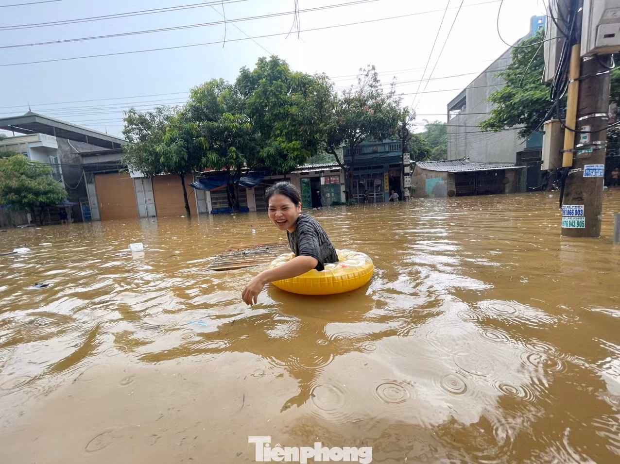 Đặc biệt, tuyến đường Lê Thanh, phường Bắc Cường (tổ 11, tổ 13), nước ngập sâu từ 50 - 80cm, có điểm trên 80 cm, gây nhiều thiệt hại về tài sản của người dân.