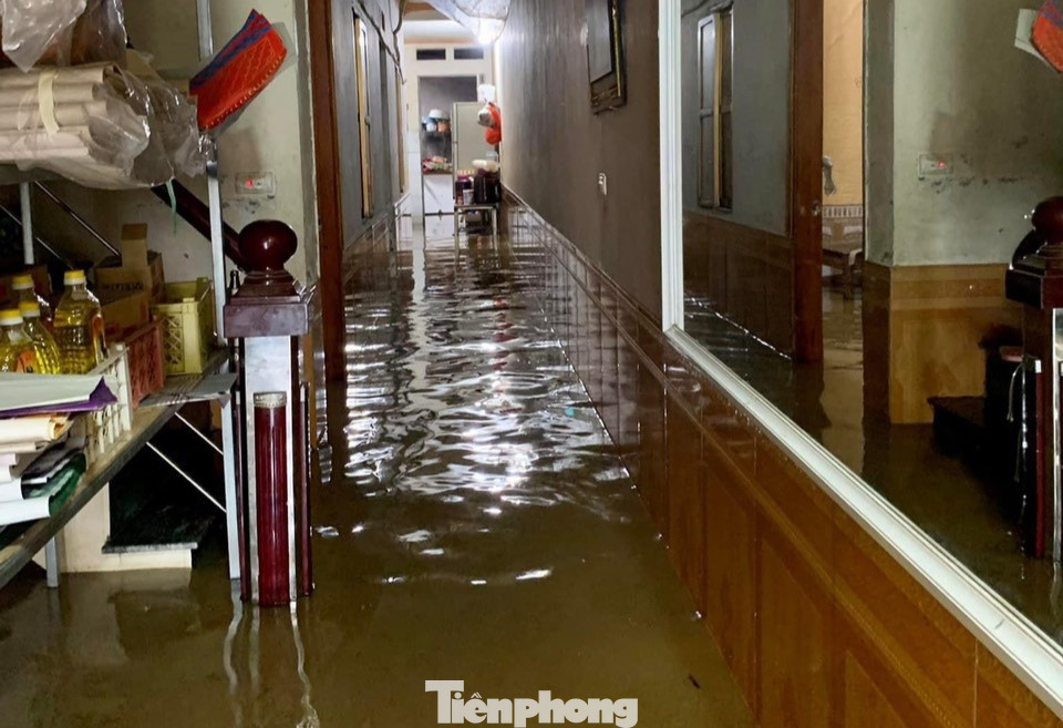 Nước tràn vào nhà dân. Nước tràn vào nhà dân.