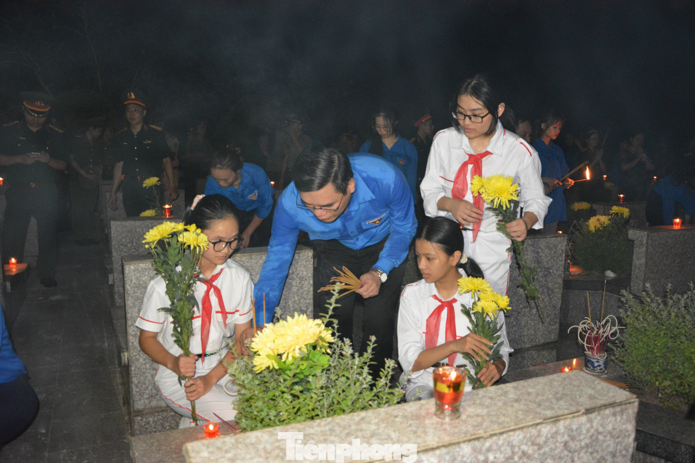 Đồng thời, tổ chức cho đoàn viên, thanh niên dâng hương, hoa, tu sửa 57 nghĩa trang liệt sỹ, Đài tưởng niệm, khu tưởng niệm trên địa bàn toàn tỉnh.