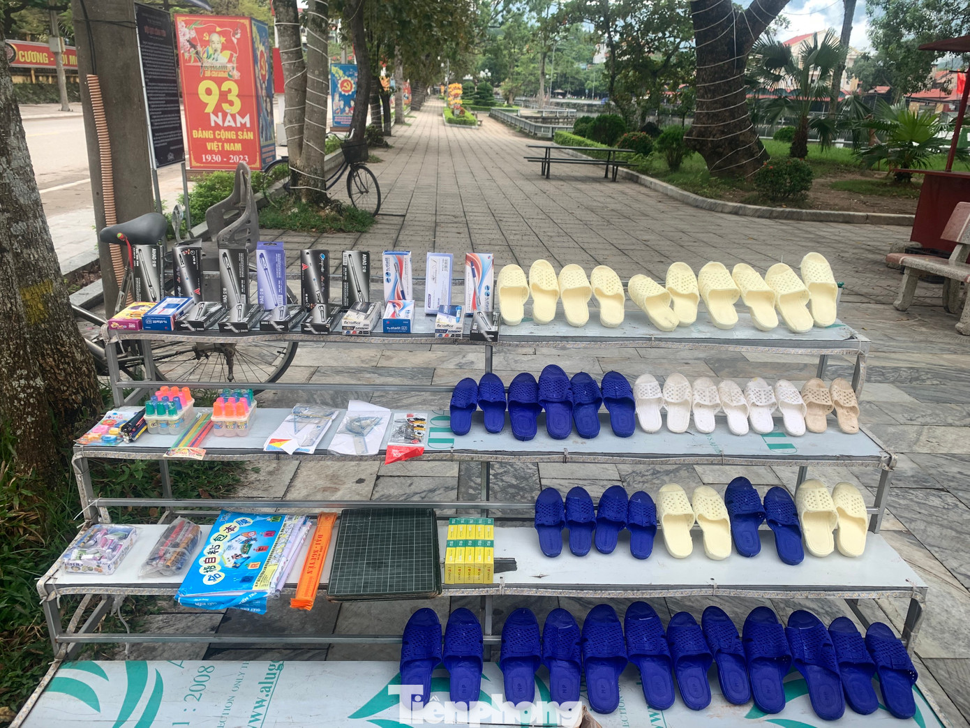 Tại gian hàng này có các nhu yếu phẩm hàng ngày như gạo, mì tôm, dầu ăn, nước mắm... đến những đồ đạc gia dụng trong nhà, quần áo, giầy dép...