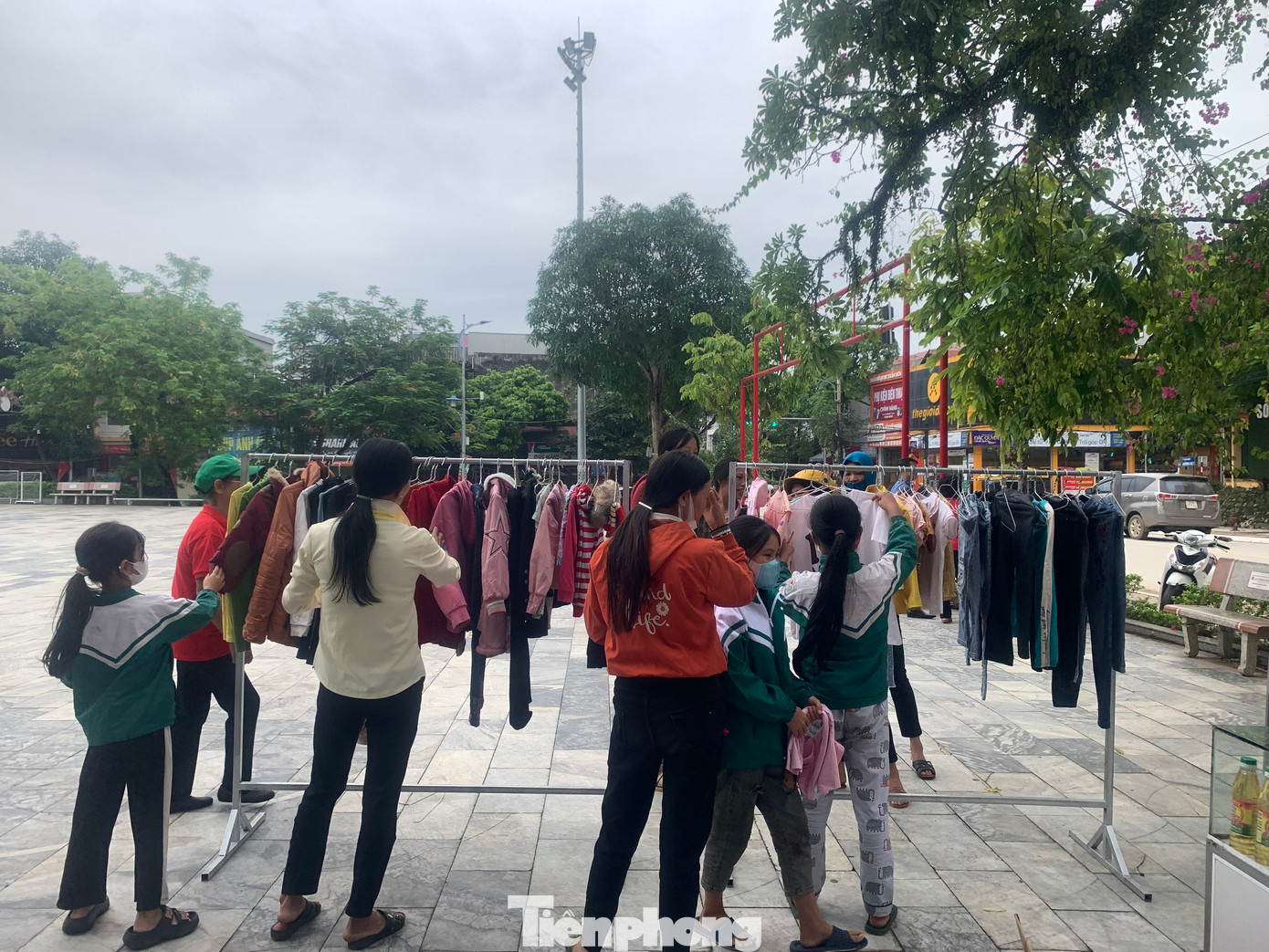 Với chủ đề “Ai cần đến lấy, ai có đến cho”, gian hàng miễn phí 0 đồng ở thị trấn Mậu A đã nhận được ủng hộ trên 2.000 bộ quần áo, gạo, phở khô, mì tôm; gần 200 chiếc cặp sách, trên 80 bộ sách giáo khoa, hơn 2.500 quyển vở, đồ dùng học tập và nhiều hàng hóa, vật dụng sinh hoạt, đồ dùng, đồ chơi trẻ em…