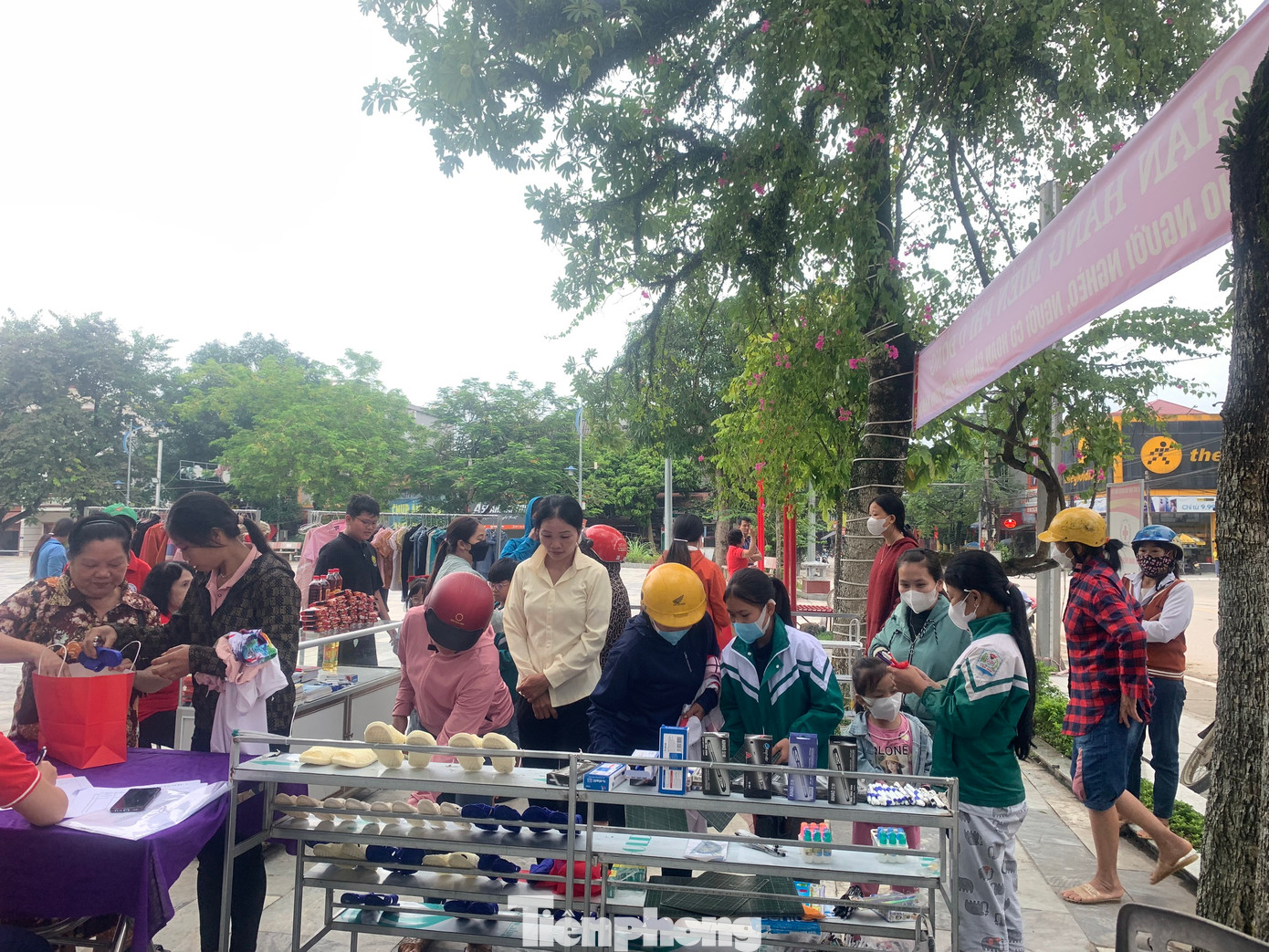 Đến nay, qua 3 lần tổ chức, gian hàng đã vận động được nhiều nhà hảo tâm, các cơ quan ban ngành trên địa bàn hỗ trợ hàng nghìn bộ quần áo, đồ dùng học tập, đồ gia dụng....