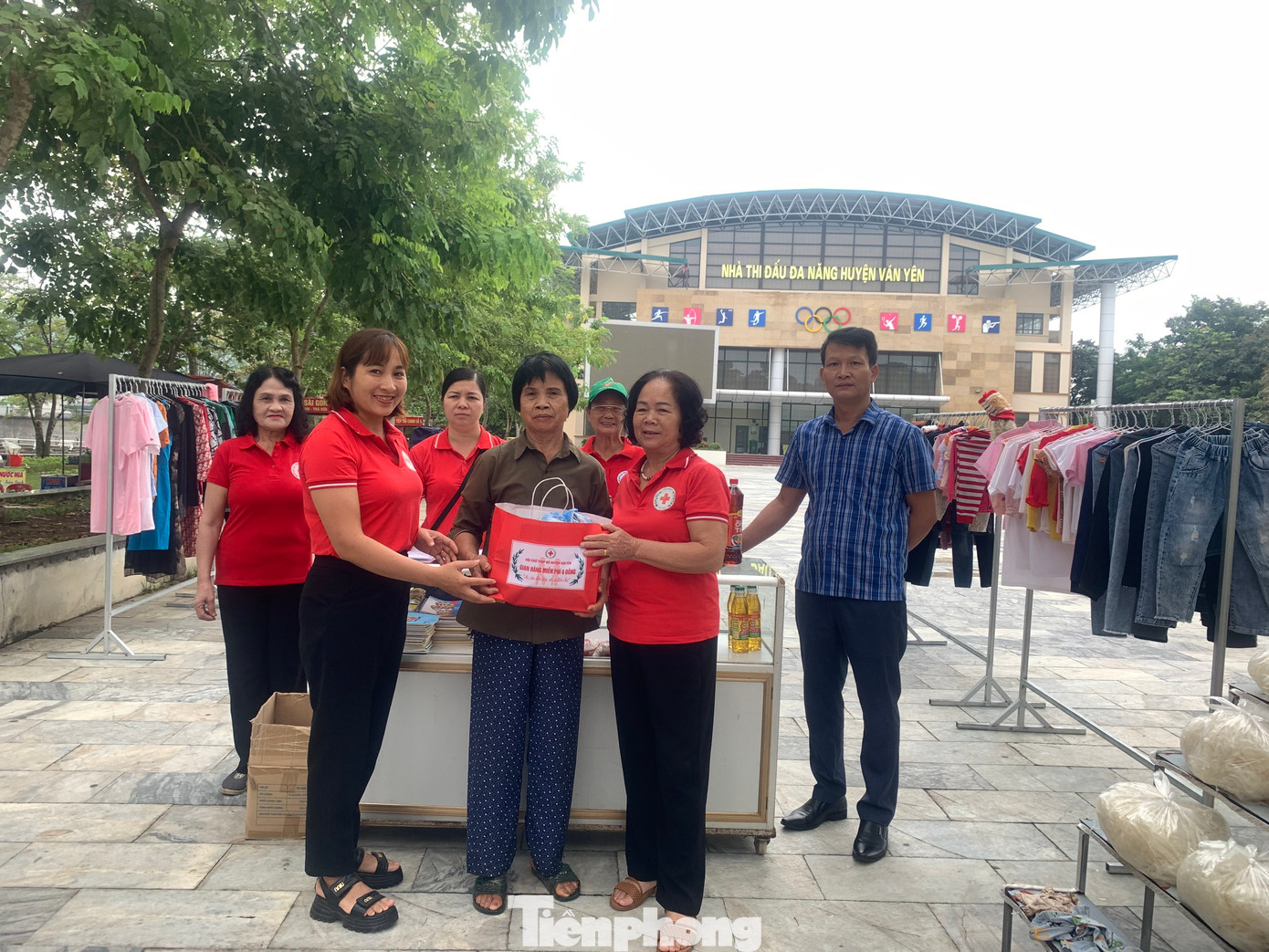 Bà Nguyễn Thị Huệ, Chi hội trưởng Chi hội Chữ thập đỏ tổ 5, thị trấn Mậu A, huyện Văn Yên cho biết: "Tôi vận động các nhà hảo tâm ủng hộ 300 bộ quần áo, 20 thùng mì tôm. Riêng bản thân tôi cũng ủng hộ 200 bộ quần áo và 20 thùng mì tôm, với tinh thần "lá lành đùm lá rách" để giúp đỡ những người có hoàn cảnh khó khăn".