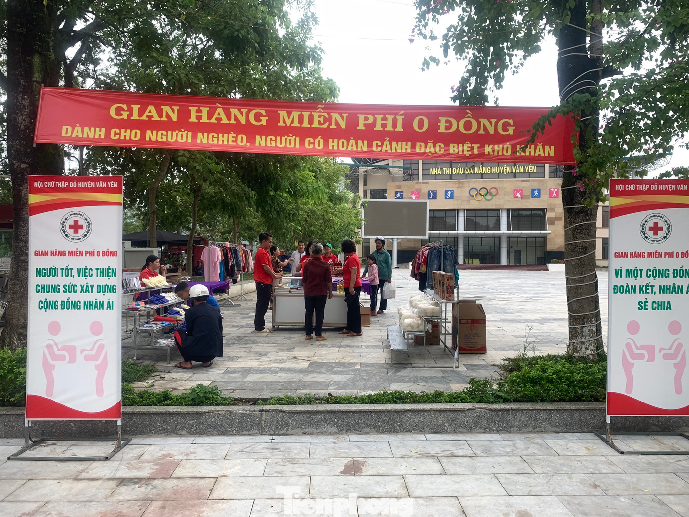 Như thường lệ, gian hàng miễn phí 0 đồng dành cho người nghèo, người có hoàn cảnh đặc biệt khó khăn được mở tại nhà thi đấu đa năng thị trấn Mậu A, huyện Văn Yên (Yên Bái) vào ngày cuối tuần của tuần thứ 2 hằng tháng.