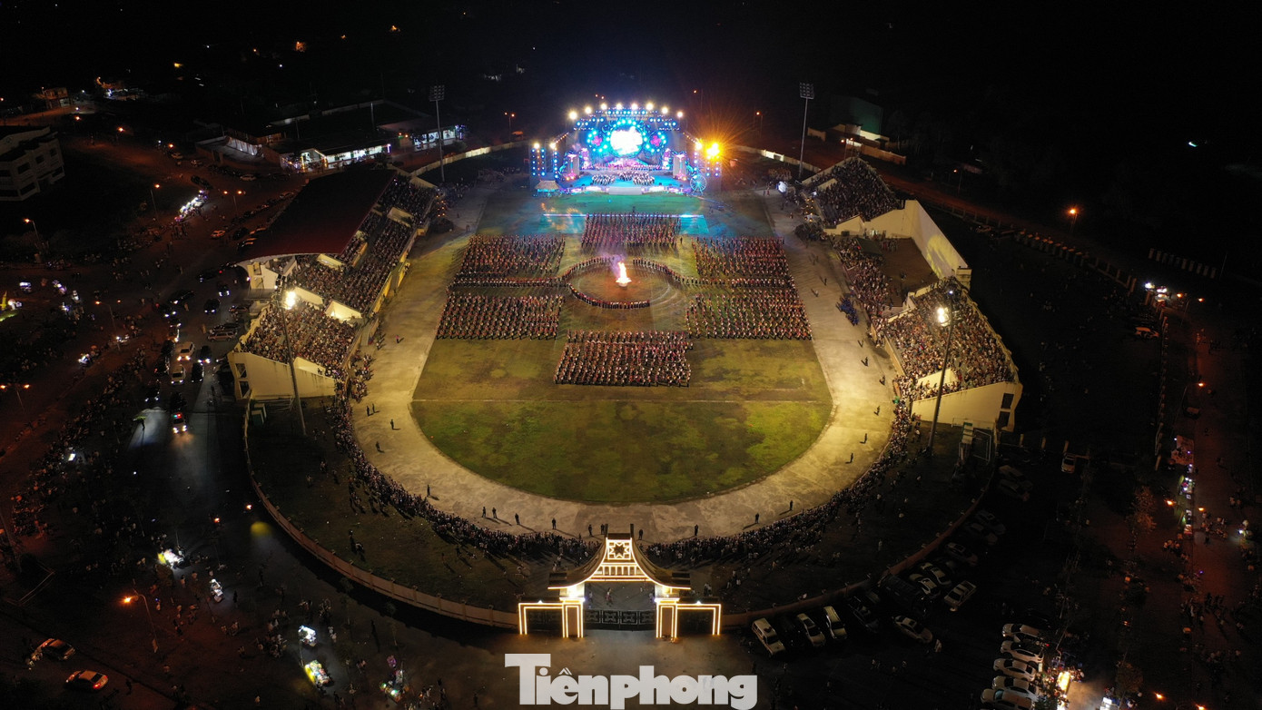 Màn đại xòe được tập luyện một cách công phu, tỉ mỉ với các tạo hình đa dạng như vòng xòe thuở sơ khai, hoa văn hình nóng nan (tượng trưng cho nghề đan lát truyền thống của đồng bào)...