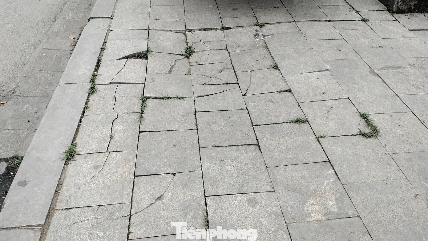 Cũng trong gói thầu này, công trình thi công xây dựng lát đá vỉa hè đường Trần Phú (đoạn từ đường Điện Biên đến đường Ngô Sỹ Liên) cũng chi chít các điểm bị hư hỏng.