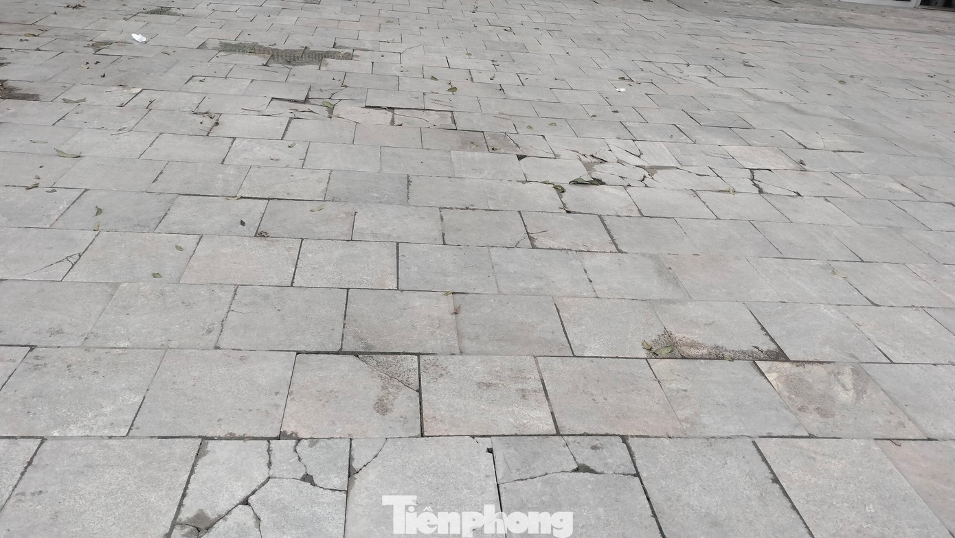 Tại gói thầu 05 thi công xây dựng công trình lát đá hành lang đường Âu Cơ (đoạn từ khu vực quán Đá đến ngã năm Tân Thịnh) do liên danh Tiến Đạt - Huy Hoàng - Hà An thi công, có tổng mức đầu tư gần 13 tỉ đồng cũng xuất hiện nhiều khu vực bị hư hỏng, nứt vỡ dù chỉ vừa hoàn thành và đi vào sử dụng tháng 1/2023.