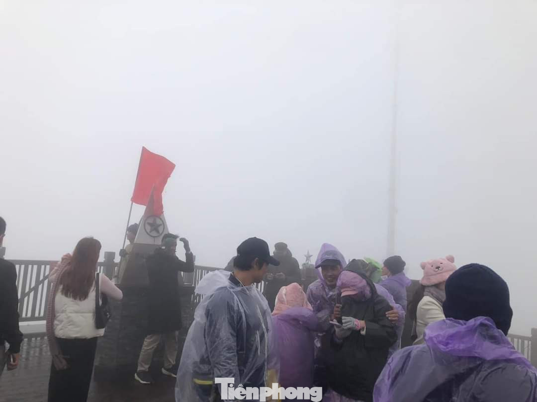 Theo Đài khí tượng Thủy văn Lào Cai, từ ngày 21/12, do không khí lạnh được tăng cường bổ sung nên các khu vực trong tỉnh trời nhiều mây, có mưa nhỏ vài nơi; trời rét sâu hơn về đêm và sáng.