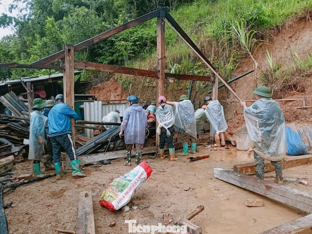 Chị Hà Vân Kiều - Phó Bí thư huyện đoàn Mù Cang Chải cho biết, ngoài huy động lực lượng đoàn viên thanh niên tại các xã ít bị ảnh hưởng do mưa lũ, đoàn thanh niên các xã Lao Chải, Khao Mang, Hồ Bốn cũng huy động hàng trăm thanh niên trên địa bàn phối hợp cùng các phòng, ban chuyên môn tham gia hỗ trợ, khắc phục hậu quả do mưa lũ.