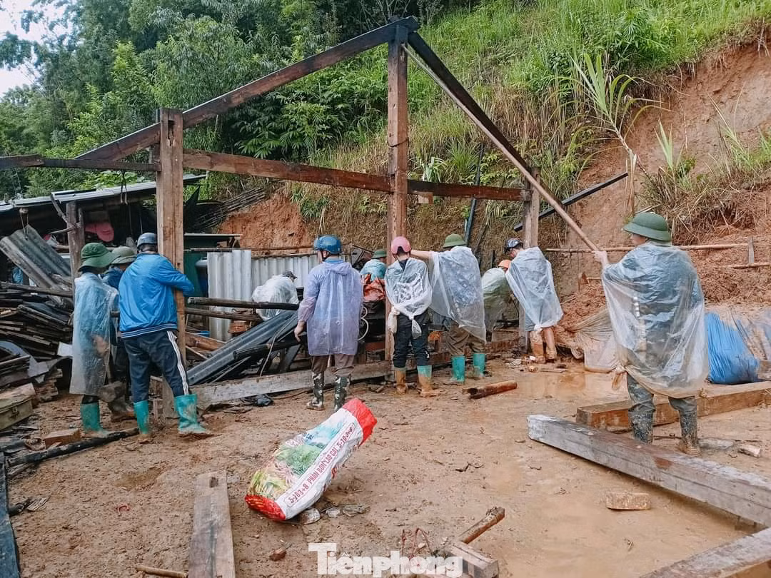 Chị Hà Vân Kiều - Phó Bí thư huyện đoàn Mù Cang Chải cho biết, ngoài huy động lực lượng đoàn viên thanh niên tại các xã ít bị ảnh hưởng do mưa lũ, đoàn thanh niên các xã Lao Chải, Khao Mang, Hồ Bốn cũng huy động hàng trăm thanh niên trên địa bàn phối hợp cùng các phòng, ban chuyên môn tham gia hỗ trợ, khắc phục hậu quả do mưa lũ.