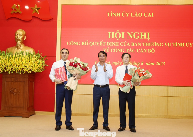 Bí thư Tỉnh ủy Lào Cai (giữa) trao quyết định và tặng hoa chúc mừng ông Nguyễn Hữu Long và ông Đặng Đình Chung. Bí thư Tỉnh ủy Lào Cai (giữa) trao quyết định và tặng hoa chúc mừng ông Nguyễn Hữu Long và ông Đặng Đình Chung.