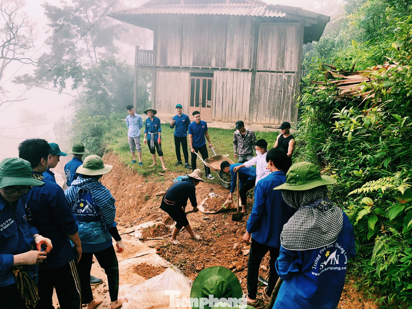 Trao đổi với Tiền Phong, ông Đặng Kim Lý - Chủ tịch UBND xã Suối Quyền chia sẻ, xã là một địa phương đặc biệt khó khăn của huyện Văn Chấn. Do đó, việc đi lại của bà con còn gặp nhiều khó khăn. Việc các đoàn viên thanh niên hoàn thành các tuyến đường, mở rộng lòng đường giúp ích rất nhiều cho bà con trong vùng được đi lại, giao thông thuận lợi. Đặc biệt, trong mùa mưa bão, nhiều vị trí bị sạt trượt cũng đã được sửa chữa, đắp đá, đất cẩn thận.