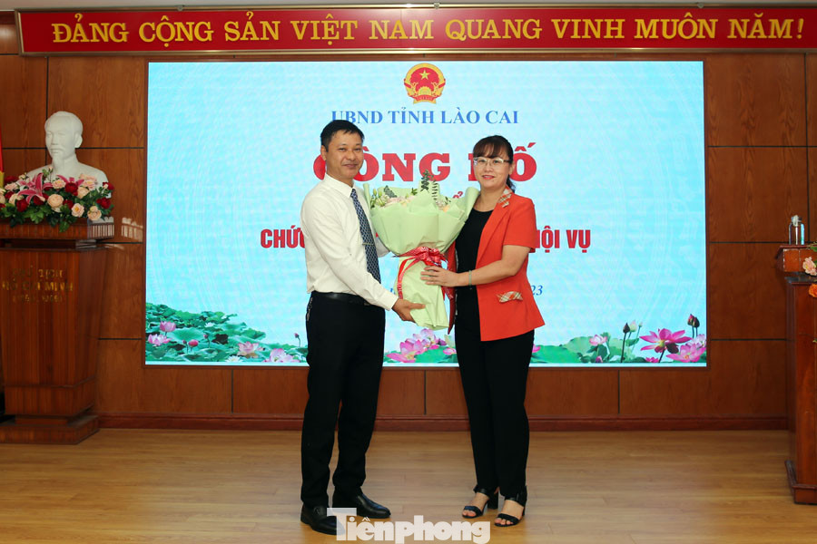 Ông Lê Anh Đức nhận quyết định bổ nhiệm chức Phó Giám đốc Sở Nội vụ.