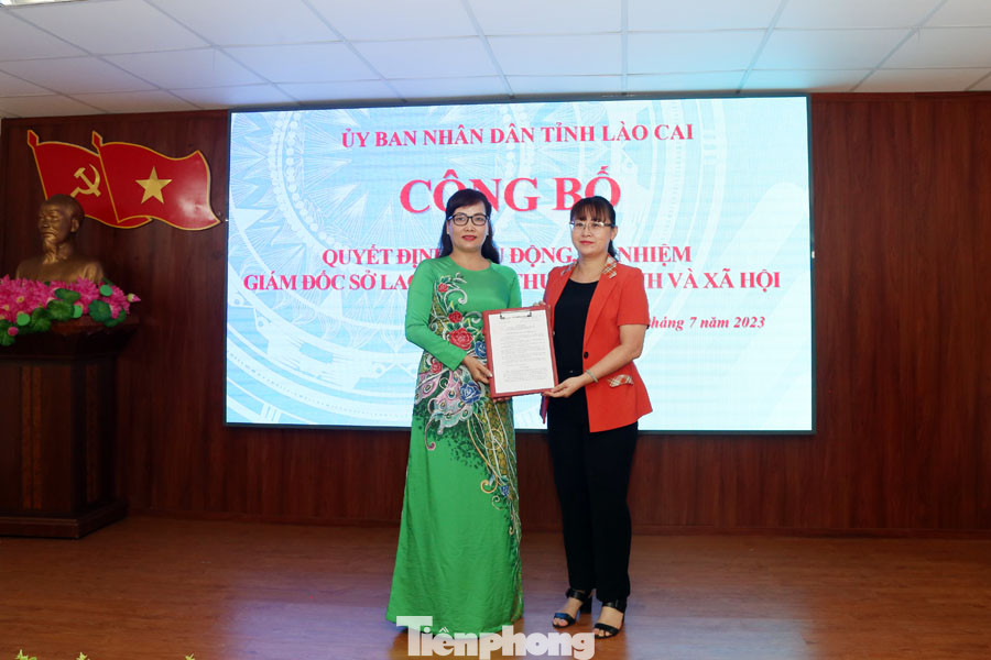 Phó Chủ tịch UBND tỉnh Lào Cai Giàng Thị Dung (phải) trao quyết định và chúc mừng tân Giám đốc Sở Lao động, Thương binh và Xã hội.