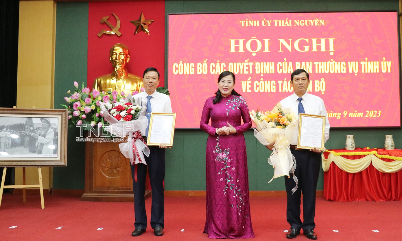 Bà Nguyễn Thanh Hải - Bí thư Tỉnh ủy Thái Nguyên trao quyết định và tặng hoa chúc mừng ông Phạm Thái Hanh và Dương Văn Tiến Bà Nguyễn Thanh Hải - Bí thư Tỉnh ủy Thái Nguyên trao quyết định và tặng hoa chúc mừng ông Phạm Thái Hanh và Dương Văn Tiến