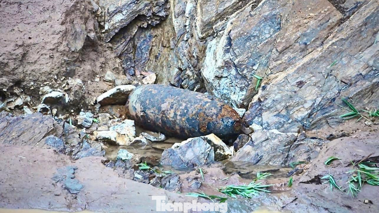 Một quả bom hơn 300 kg bất ngờ lộ thiên trên địa bàn xã Yên Thái, huyện Văn Yên sau mưa lũ. Một quả bom hơn 300 kg bất ngờ lộ thiên trên địa bàn xã Yên Thái, huyện Văn Yên sau mưa lũ.