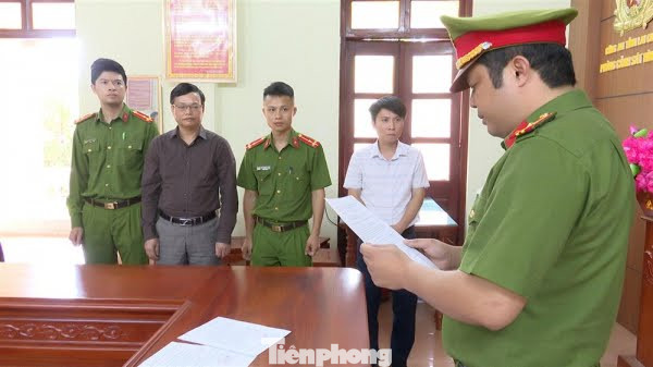 Cơ quan CSĐT Công an tỉnh Lai Châu thi hành Lệnh bắt bị can để tạm giam đối với Nguyễn Thanh Trì (áo sẫm màu). Ảnh: Công an Lai Châu. Cơ quan CSĐT Công an tỉnh Lai Châu thi hành Lệnh bắt bị can để tạm giam đối với Nguyễn Thanh Trì (áo sẫm màu). Ảnh: Công an Lai Châu.