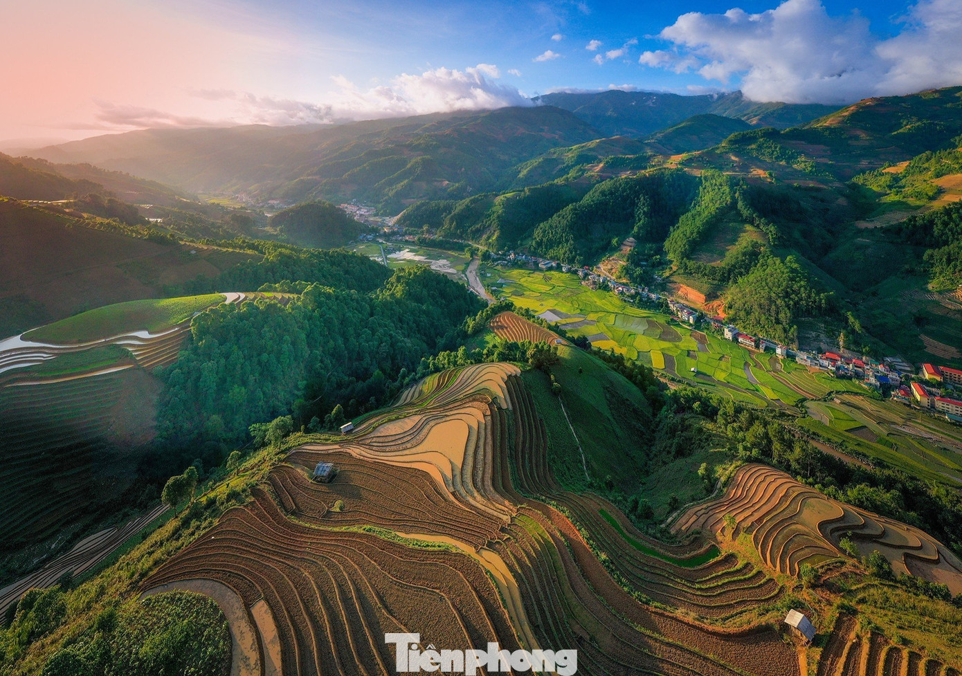 Mùa đổ nước trên Mù Cang Chải thường diễn ra vào tháng 5 và tháng 6 hằng năm. Đây là thời gian các cơn mưa mùa hạ đổ về và cung cấp nước cho bà con dân tộc cấy mùa vụ mới.