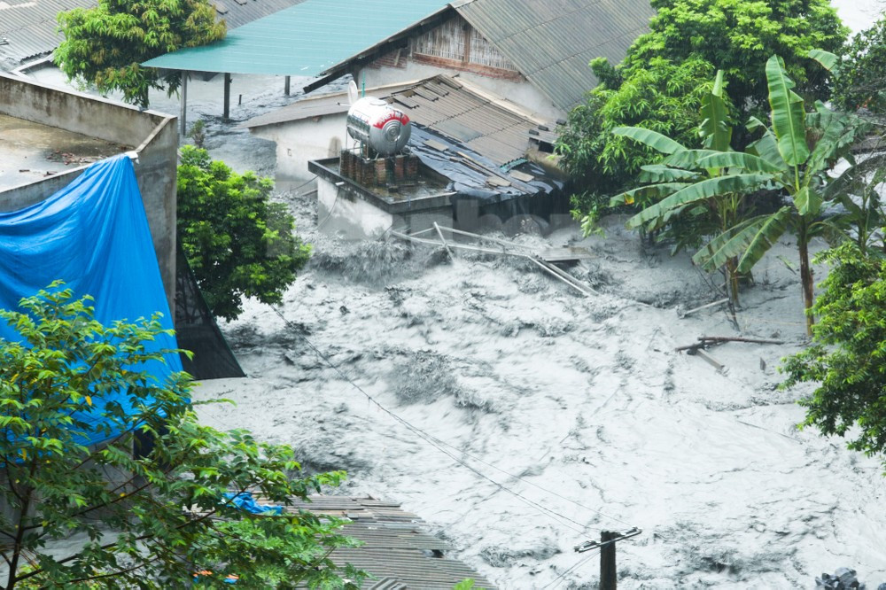 Sự cố vỡ ống cống thoát nước hồ thải quặng đuôi thải quặng khiến hàng trăm gia đình bị ảnh hưởng.
