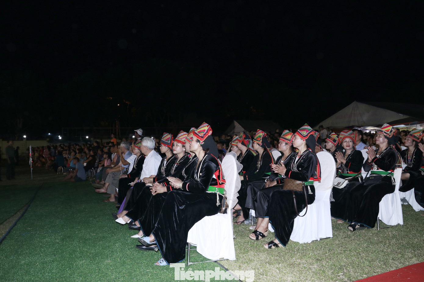 Đông đảo người dân tham dự buổi lễ.