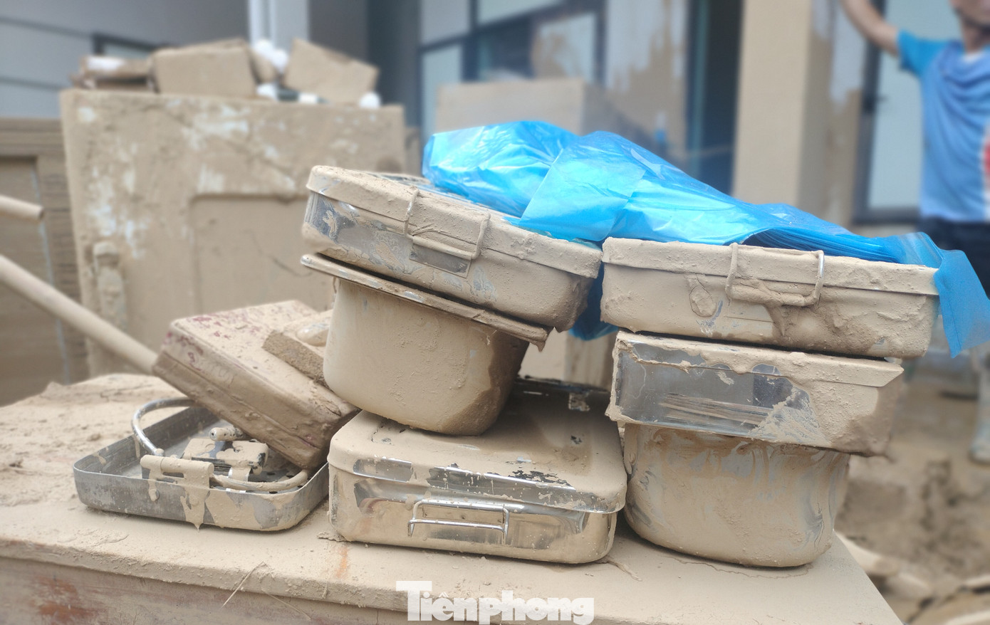 Ngoài ra, Trạm Y tế xã Hồ Bốn được cấp 1 máy phun khử trùng, 10 lít xăng và Cloramin B khử trùng nguồn nước.