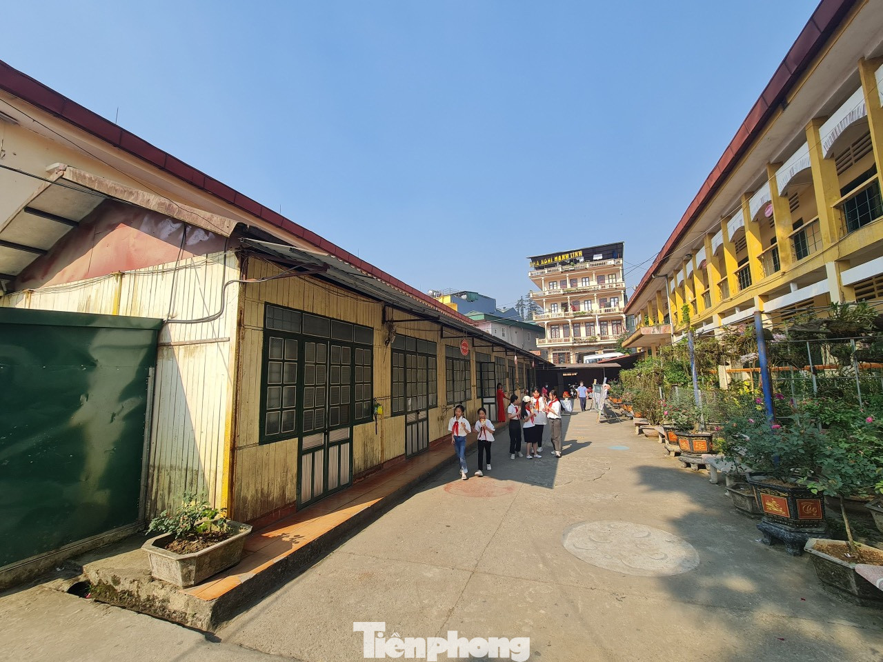 Trường được bố trí 30 phòng học. Tuy nhiên, trong nhiều năm trở lại đây, do lượng học sinh tập trung về đây nhiều, dẫn đến quá tải. Nhiều lớp học tạm được dựng lên bằng tôn chật kín khuôn viên, dưới gầm cầu thang, bên cạnh nhà bếp... Nhưng vẫn không đáp ứng đủ nhu cầu.