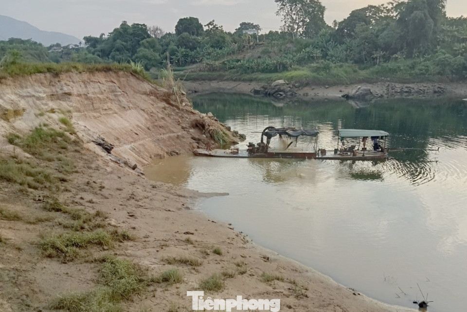 Tàu hút cát sát bờ khiến nhiều diện tích đất của người dân bị sạt lở. Ảnh: Người dân cung cấp. Tàu hút cát sát bờ khiến nhiều diện tích đất của người dân bị sạt lở. Ảnh: Người dân cung cấp.