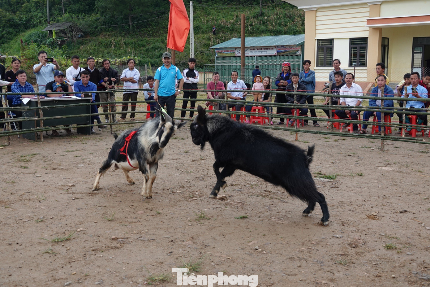 Hội thi chọi dê là một trong những hoạt động sinh hoạt văn hóa dân gian, gắn liền với đời sống văn hóa tâm linh. Thể hiện tinh thần thượng võ của người dân miền núi, với khát vọng chinh phục thiên nhiên, làm chủ núi rừng, cầu mong cuộc sống ấm no, hạnh phúc.